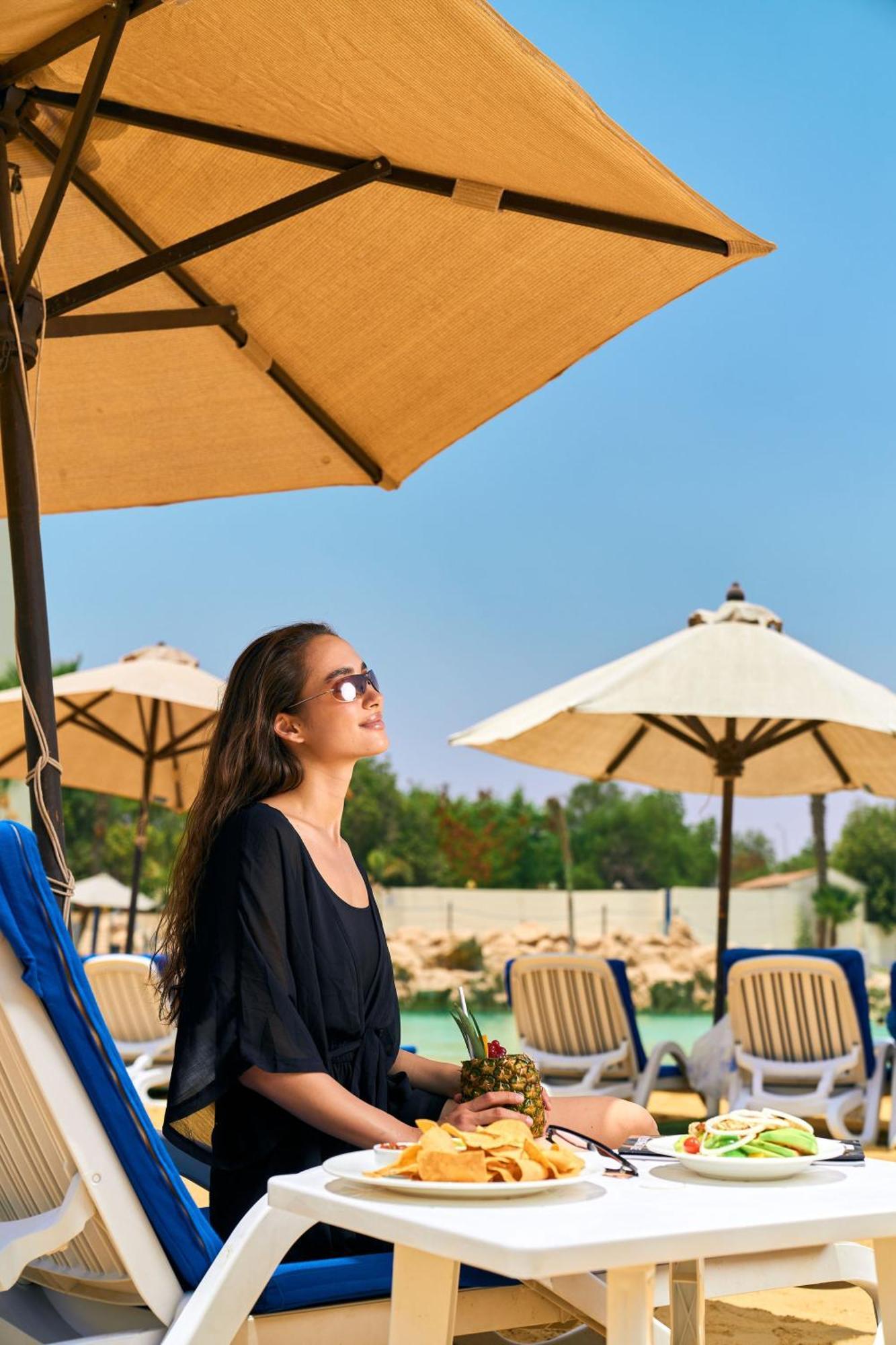Jw Marriott Hotel Kairo Bagian luar foto A woman wearing a pair of sunglasses
