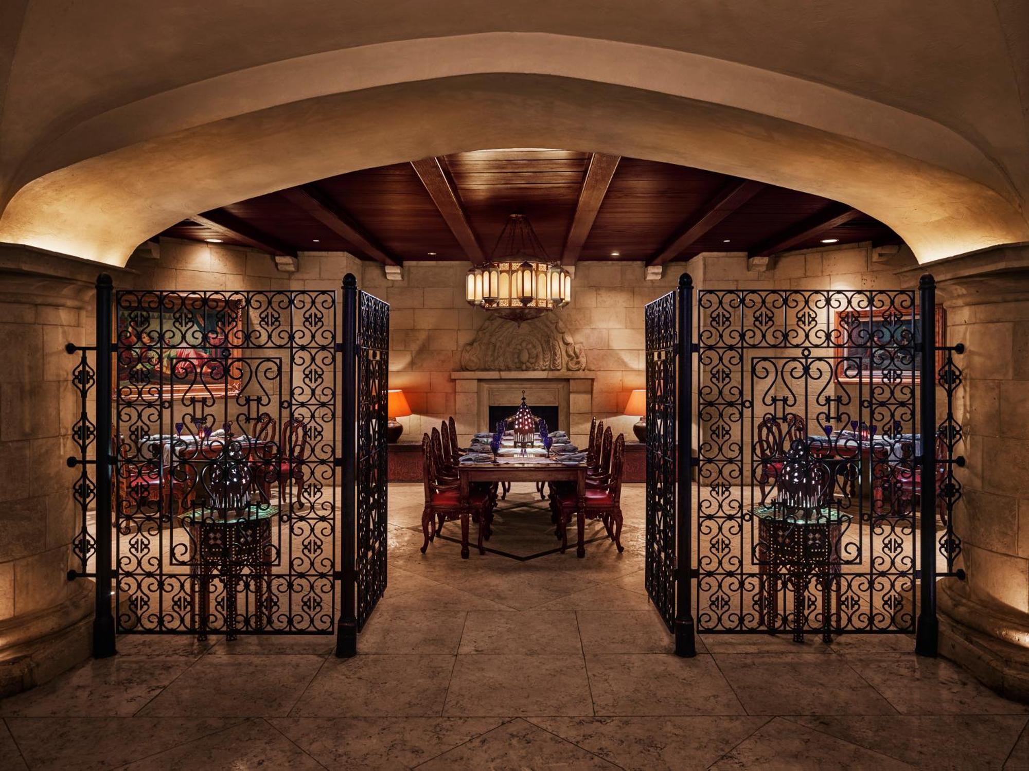 Jw Marriott Hotel Kairo Bagian luar foto The wine cellar at the restaurant