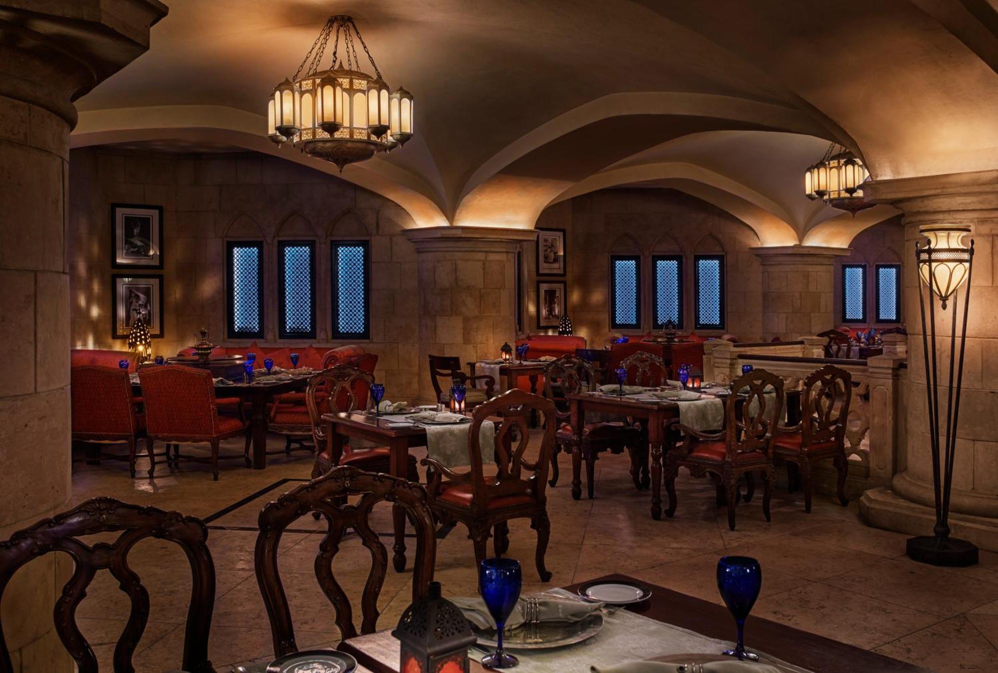 Jw Marriott Hotel Kairo Bagian luar foto The restaurant's interior