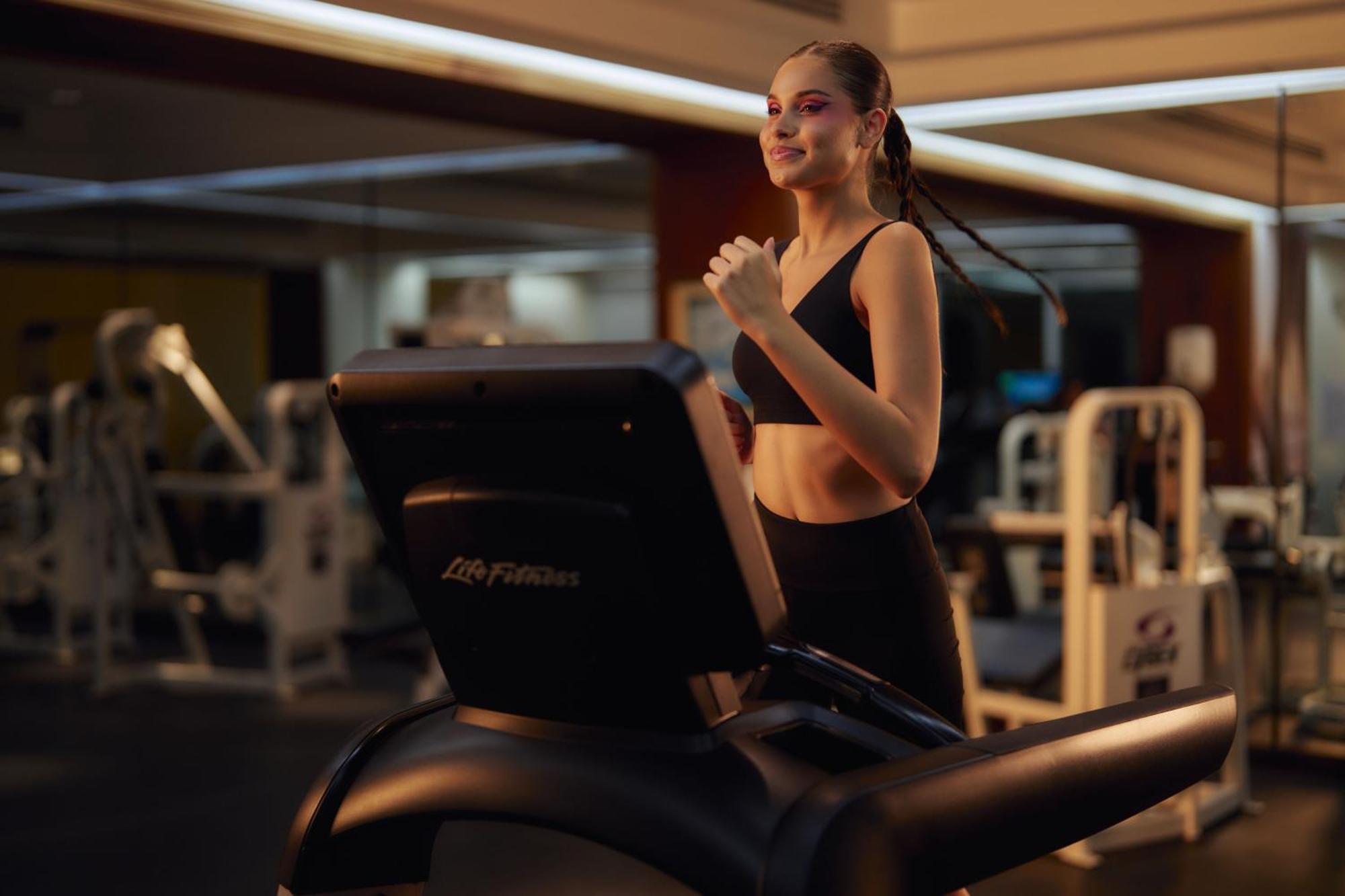 Jw Marriott Hotel Kairo Bagian luar foto A woman on a treadmill
