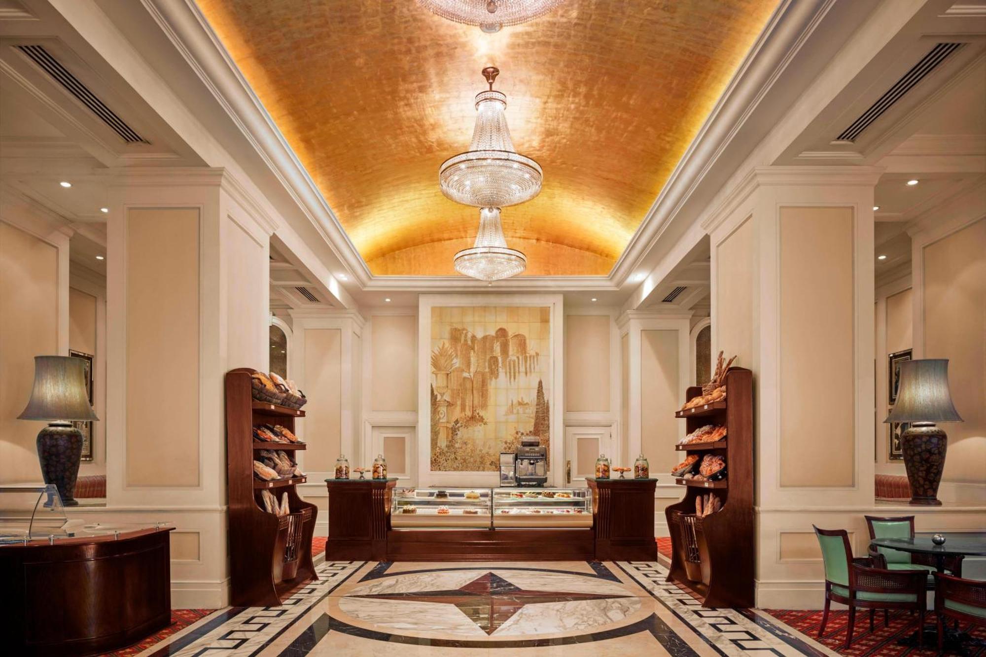 Jw Marriott Hotel Kairo Bagian luar foto The lobby of the Taj Mahal Palace