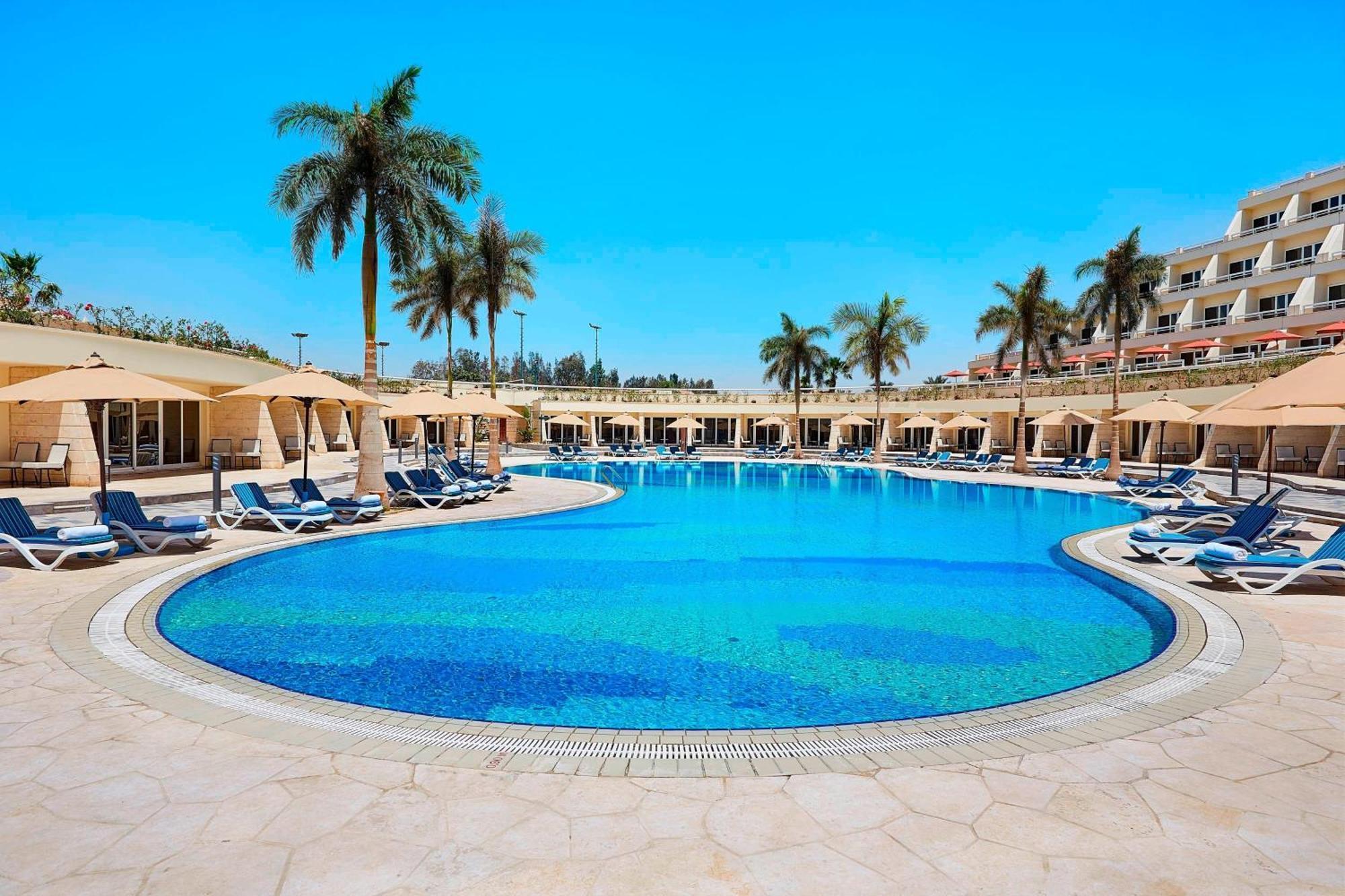Jw Marriott Hotel Kairo Bagian luar foto The pool at the Hilton Luxor