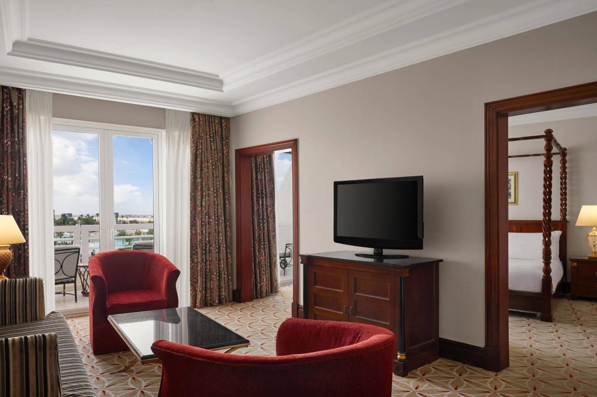 Jw Marriott Hotel Kairo Bagian luar foto A suite at the Hilton Cairo